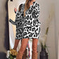 Elegant rundhalsad leopardmönstrad miniklänning