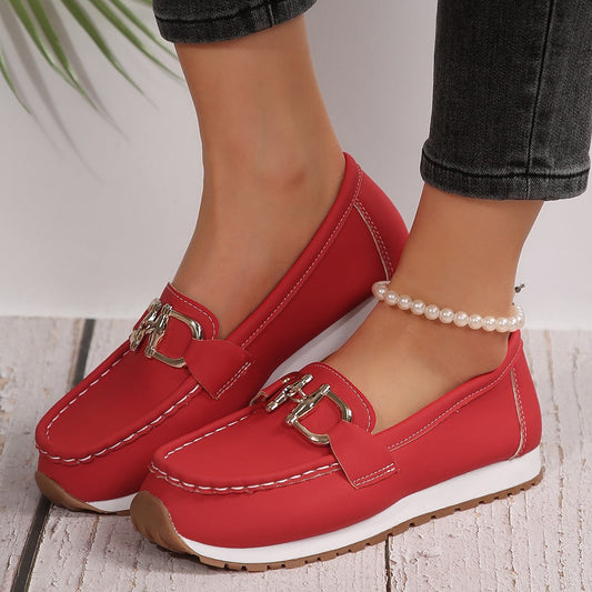 Damskor med metallspänne och slip-on för fritid